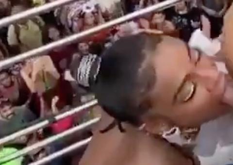 Mc Rebecca simula sexo oral em bumbum de Luísa Sonza durante Bloco da Anitta; assista