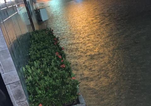 Forte chuva causa alagamento em ruas de Manaus; Veja vídeo