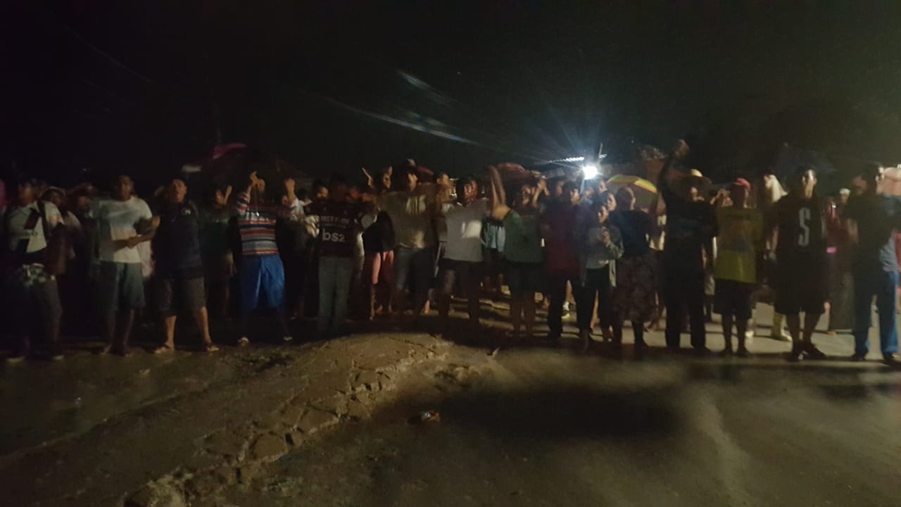 Famílias desesperadas fazem barreira para que polícia não faça reintegração de Monte Horebe 