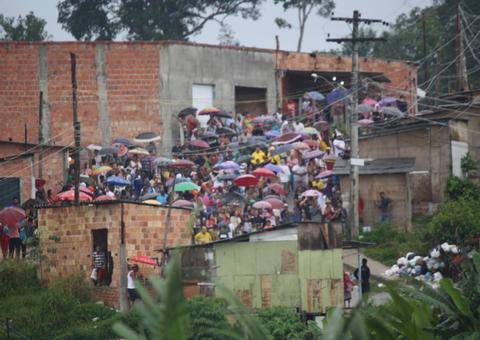 Polícia dribla cordão humano e começa a ocupar Monte Horebe em Manaus