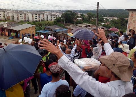 Famílias enfrentam chuva e mantêm barreira humana na entrada do Monte Horebe