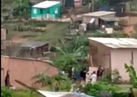 Em vídeo, moradores do Monte Horebe se desesperam ao ver trator iniciar demolição