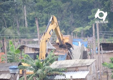 Exclusivo: vídeo mostra trator derrubando barracos no Monte Horebe 