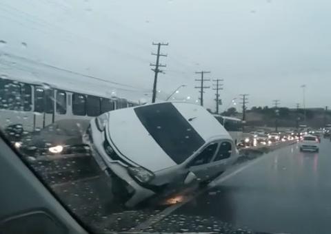 Desgovernado, carro vai parar em cima de barreira de proteção em avenida de Manaus