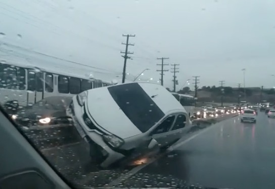 Desgovernado, carro vai parar em cima de barreira de proteção em avenida de Manaus