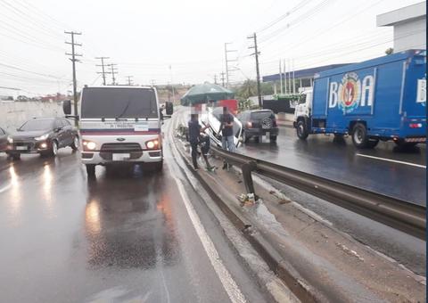Motorista perde controle e carro invade canteiro central de avenida em Manaus