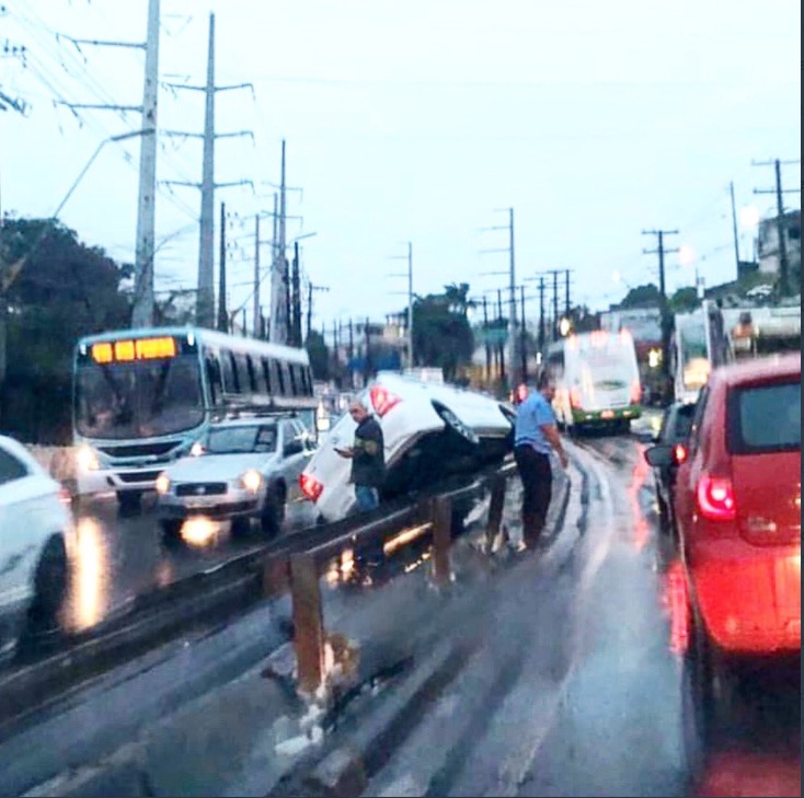 Motorista perde controle e carro invade canteiro central de avenida em Manaus