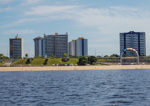 Em Manaus, corpo de homem é achado boiando na Praia da Ponta Negra