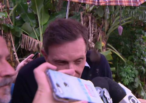 Morador joga lama na cabeça de Crivella em área afetada por chuva no Rio