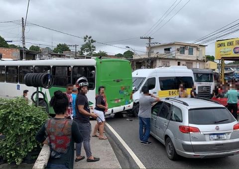 Vídeo: Grave acidente entre caminhão,  ônibus coletivo e escolar faz 5 vítimas em Manaus