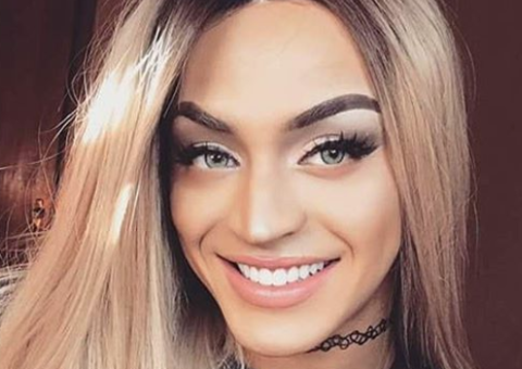 De fio-dental, Pabllo Vittar toca partes do corpo e sensualiza em frente ao espelho  