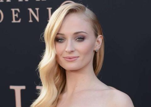 Sophie Turner exibe barriguinha de grávida em passeio ao lado de Joe Jonas 