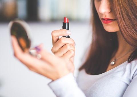 Usar maquiagem vencida causa problemas de saúde gravíssimos