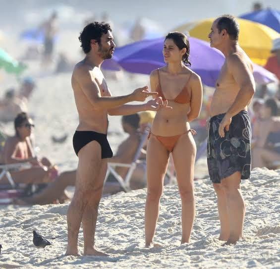 Caio Blat ostenta volumão na sunga e internautas reagem: 'meu deus'