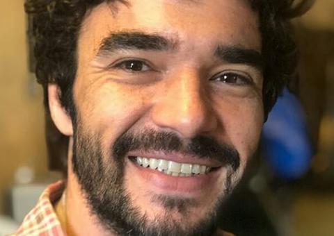 Caio Blat ostenta volumão na sunga e internautas reagem: 'meu deus'