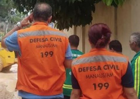 Em Manaus, muro cai em cima de casa após deslizamento de barranco 