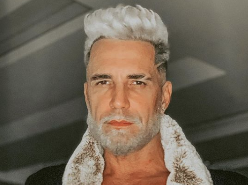 Latino surge com cabelo e barba platinados e é comparado ao ‘Papai Smurf’