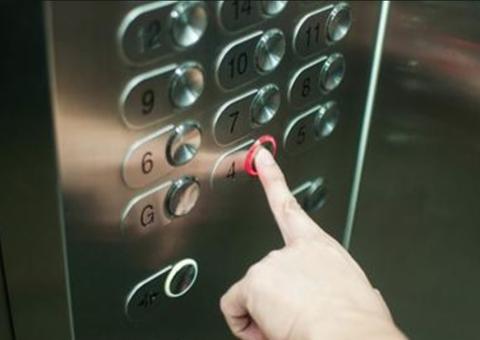 Em Manaus, mulher e criança ficam presas em elevador de edifício