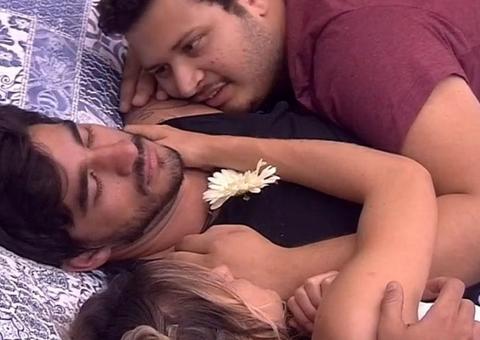BBB20: Na cama com Guilherme e Gabi, Victor Hugo acaricia brother e irrita internautas 