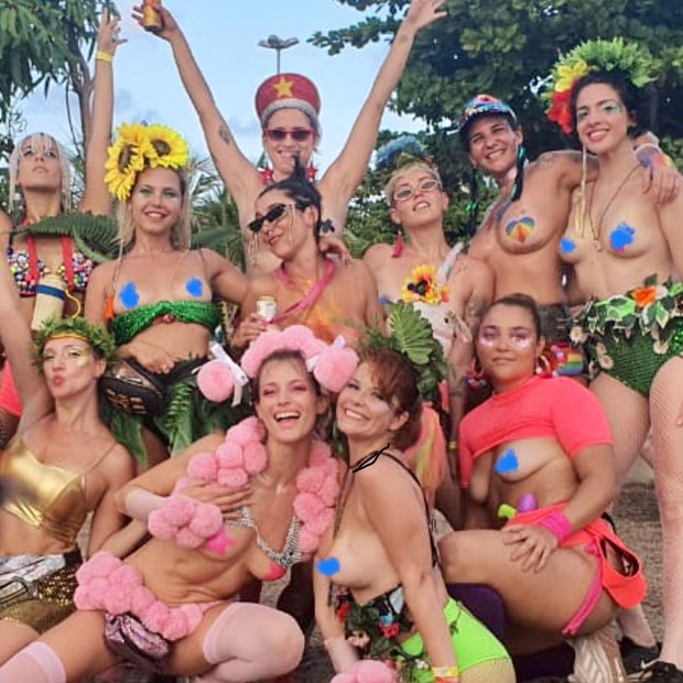 Fantasiada de trepadeira, Samara Felippo deixa seios à mostra durante folia de carnaval