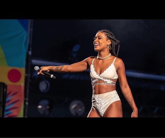 MC Rebecca mostra clique ousado e exibe boa forma durante show