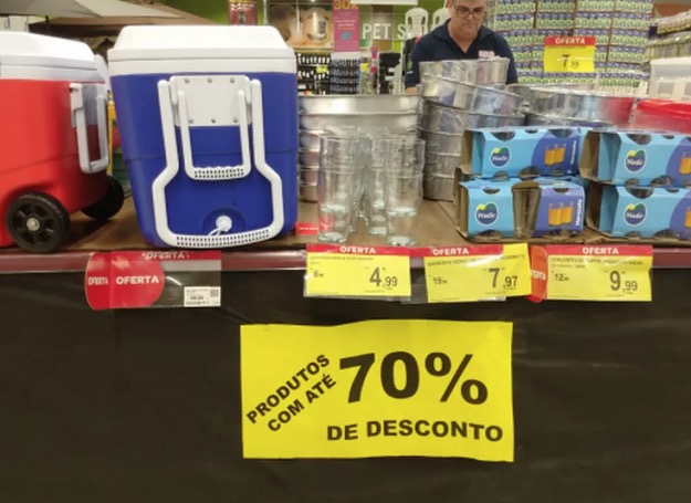 Em Manaus, Procon-AM autua supermercado por publicidade enganosa e produtos vencidos 