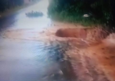 No Amazonas, cratera interdita trecho da AM-010 que corre risco de ceder 