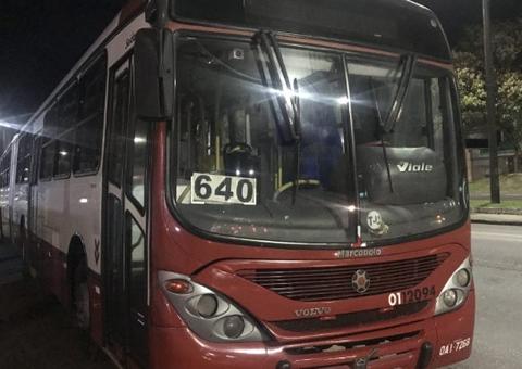 Armado com facas, grupo faz arrastão e ameaça passageiros de ônibus em Manaus
