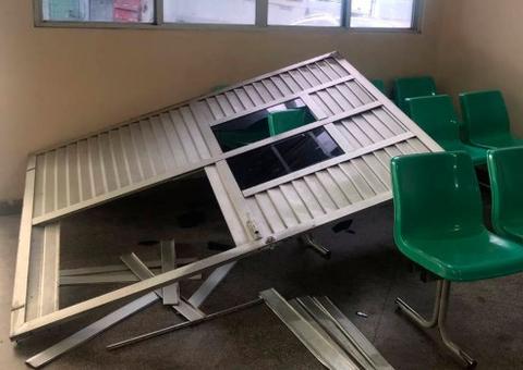 Sob efeito de drogas, mulher é presa após destruir porta de SPA em Manaus 