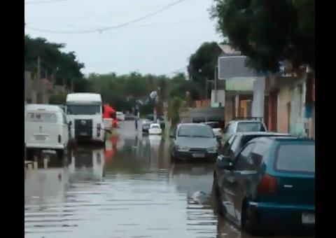 Ruas se transformam em rios em Itaguaí, na Região Metropolitana do Rio de Janeiro