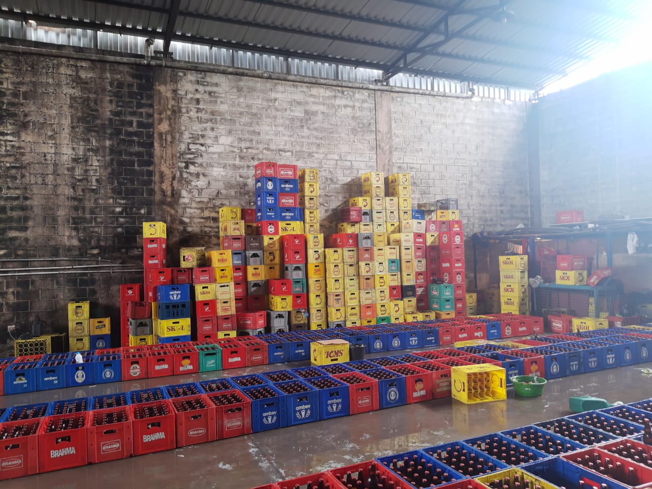 Polícia estoura depósito que vendia cervejas trocando rótulos 