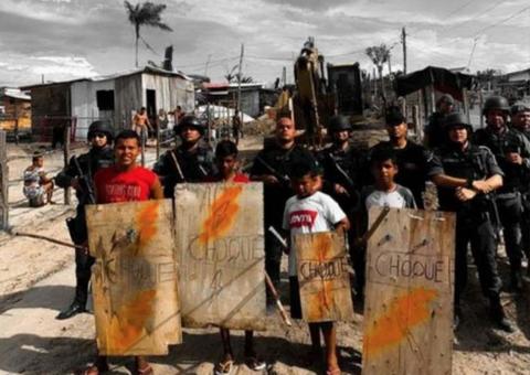 Foto de crianças no Monte Horebe com 'escudo' da PM viraliza na internet 