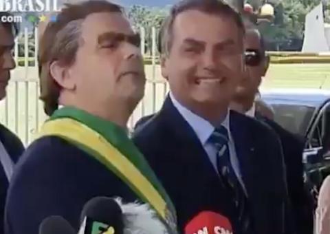 Convidado por Bolsonaro, Carioca distribui bananas a jornalistas em coletiva sobre PIB fraco