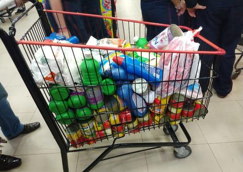 Procon autua comércio com 40 kg de alimentos vencidos em Manaus