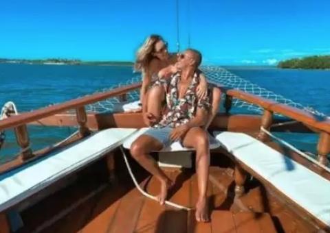 Apresentador da Globo, Thiago Oliveira, embarca em viagem com namorada 5 dias após divórcio