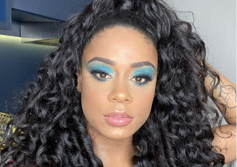 MC Rebecca posa de biquíni trançado e seu corpo chama atenção na web