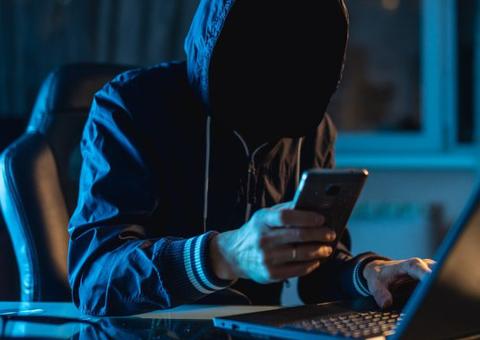 Após ver anúncio na OLX, casal prepara emboscada e rouba homem dentro de casa em Manaus