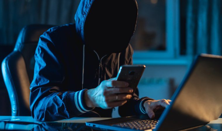 Após ver anúncio na OLX, casal prepara emboscada e rouba homem dentro de casa em Manaus