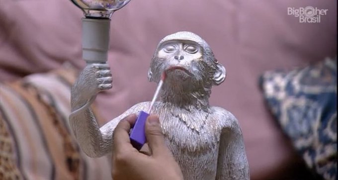 Bêbada, Flayslane maquia macaco de decoração do BBB20 e público reage  