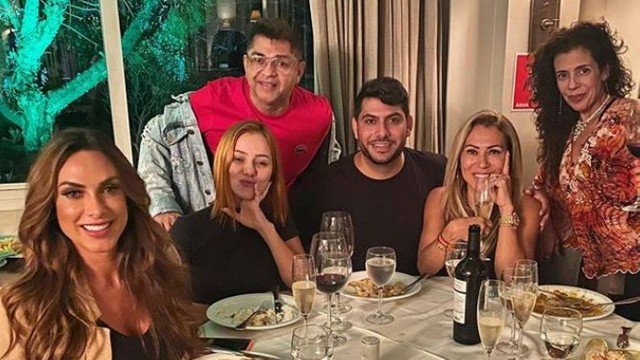 Enquanto Hulk e namorada curtem jantar romântico, ex se reúne com sobrinho em restaurante próximo 