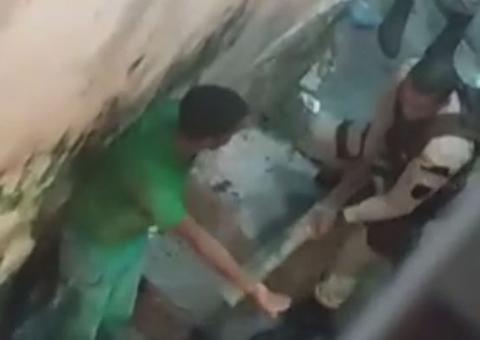 Vídeo mostra policiais militares agredindo jovens com pedaço de madeira