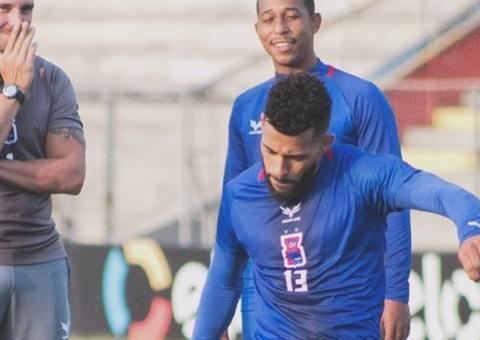 Foto de técnico do Paraná Clube viraliza por volume gigantesco e internautas ficam incrédulos