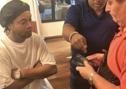 Ronaldinho e irmão admitem delito, mas se livram de acusação de promotoria