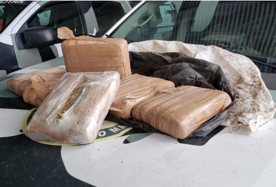 Após denúncia, polícia encontra drogas enterradas no quintal de casa no Monte Horebe