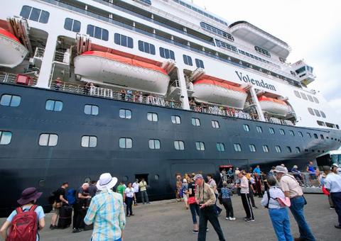 Navio de cruzeiro com mais de 2 mil turistas chega a Manaus neste domingo 