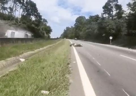 Motociclista cai e faz carro capotar em rodovia; Veja vídeo