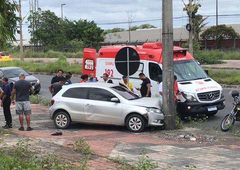 Acidente violento: Carro atinge poste e deixa motorista ferido em Manaus