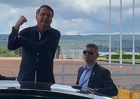 Após prometer não falar com a imprensa, Bolsonaro ignora apoiadores e repórteres no Alvorada