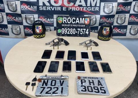 Assaltante cai de moto durante fuga e acaba preso com armas e celulares em Manaus