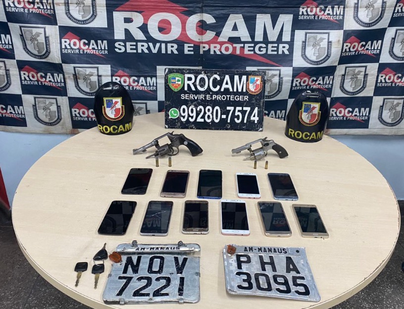 Assaltante cai de moto durante fuga e acaba preso com armas e celulares em Manaus